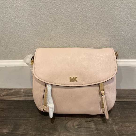 Micheal Kors Bags. NWT pick one - Picture 2 of 6